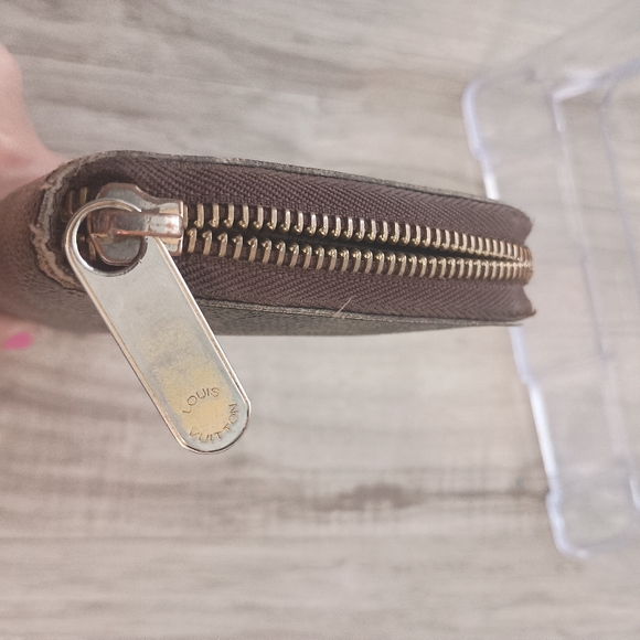 Authentic Louis Vuitton round zipper wallet - Picture 7 of 15